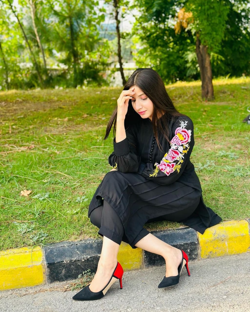 Premium Black Linen Embroidered 2-Piece – Hina Collection